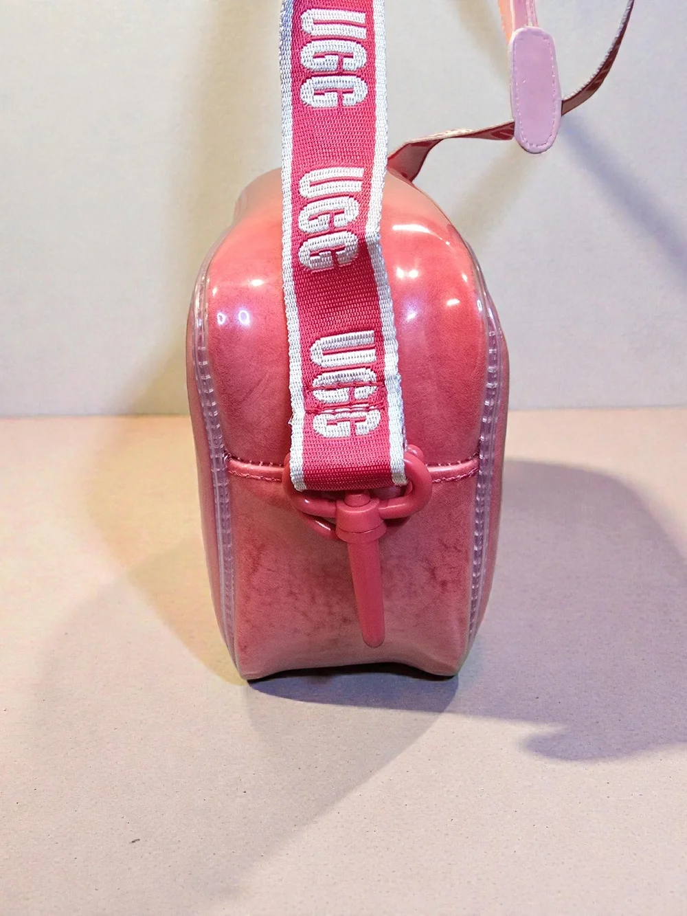 UGG Janey Clear And Plush Crossbody Bag - Picture 4 of 10